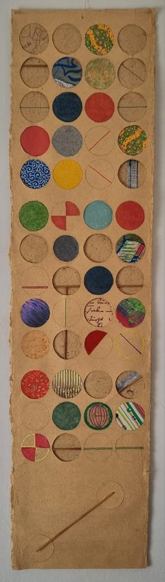 La vida en círculo /Papel doble hecho a mano con collage/ Medidas: 30 cm x120 cms Año La vida en círculo /Papel doble hecho a mano con collage/ Medidas: 30 cm x120 cms Año