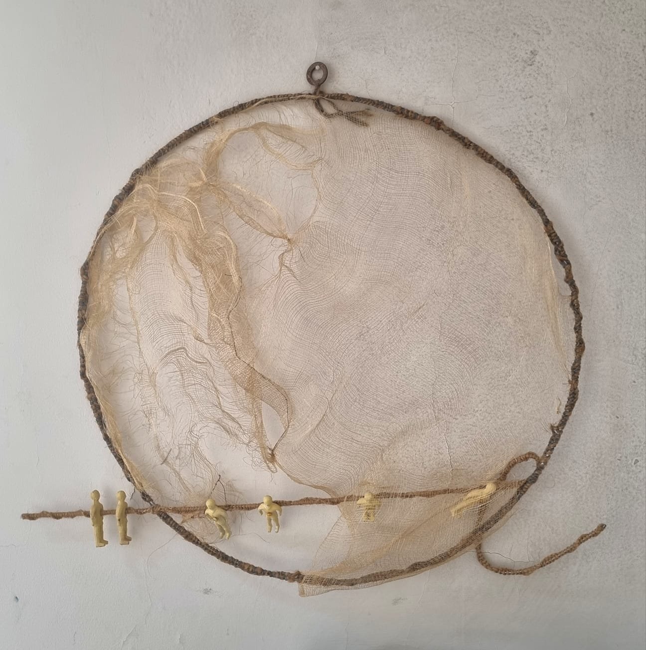 Los que quedan afuera/ Objeto textil con papel hecho a mano, circulo de metal tejido / 60 cm diametro ymuñecos de metal de Metegol. Los que quedan afuera/ Objeto textil con papel hecho a mano, circulo de metal tejido / 60 cm diametro ymuñecos de metal de Metegol.