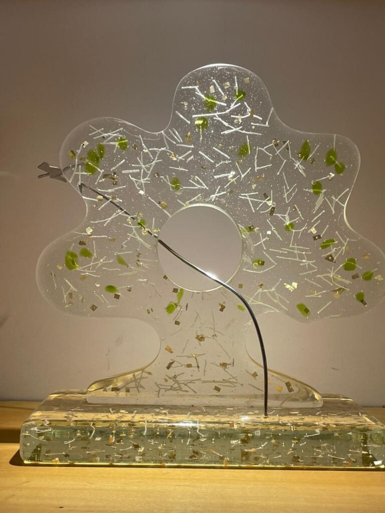 Salvemos al mundo Técnica: Casting Medidas: 25 cm x 25 cm x14 cm Salvemos al mundo Técnica: Casting Medidas: 25 cm x 25 cm x14 cm